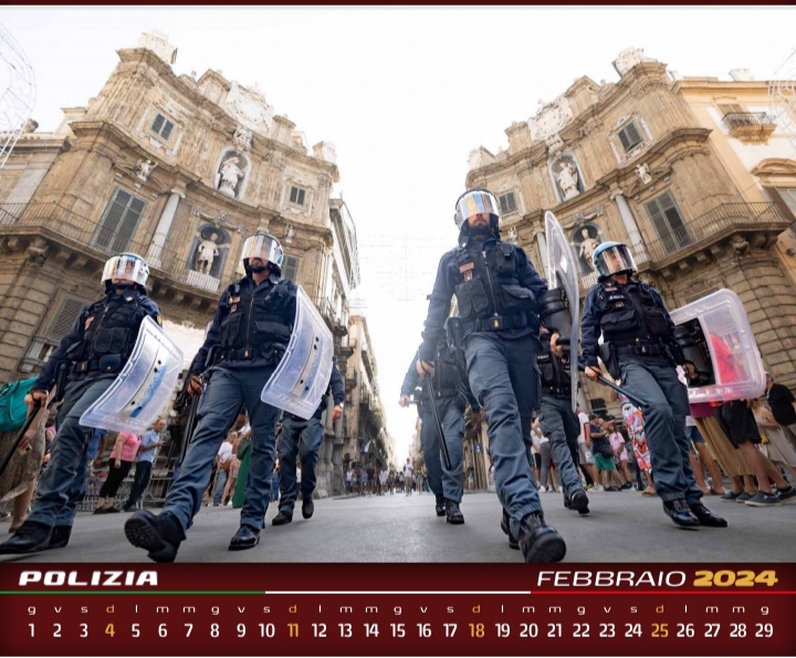 Presentazione del calendario 2024 della Polizia - Reggio10Forever